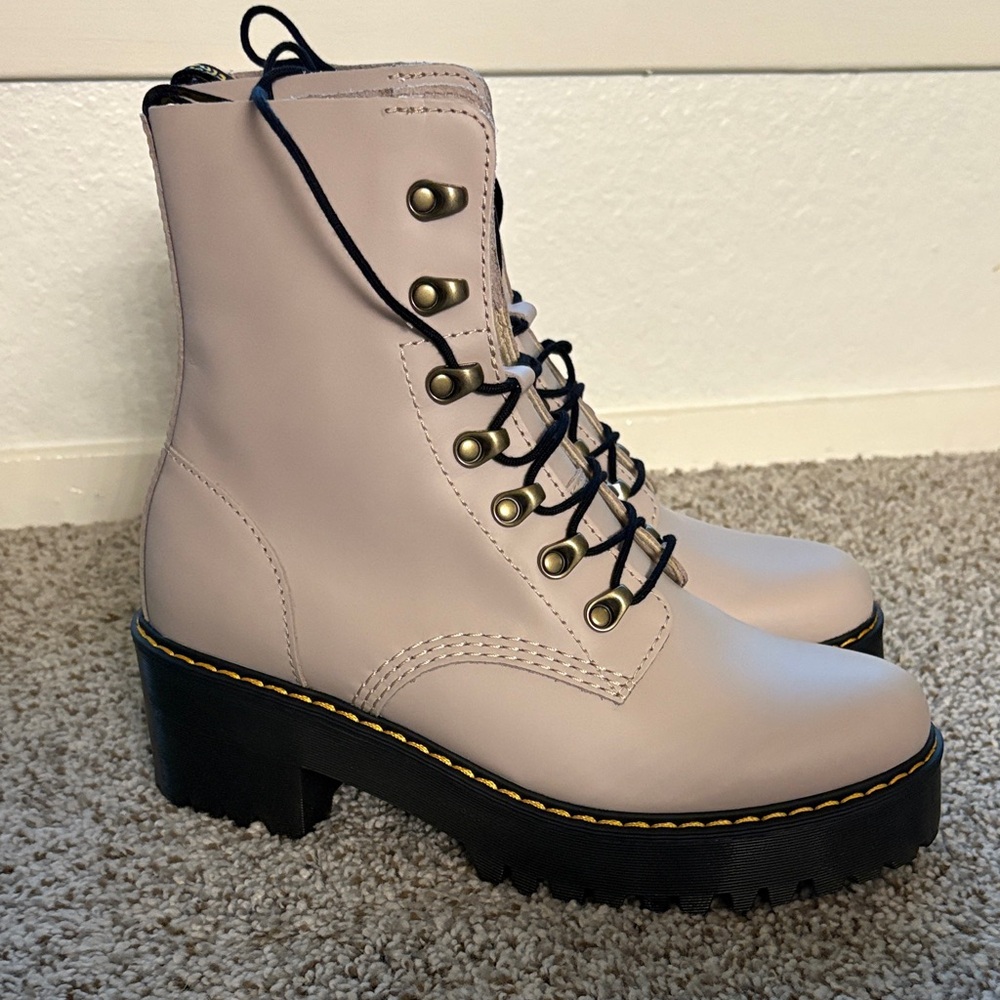 Dr. Martens Leona